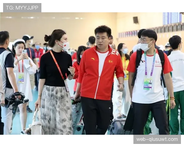 庞伟下班像隔壁大叔，镜头一转他的钱包直接劝退全场